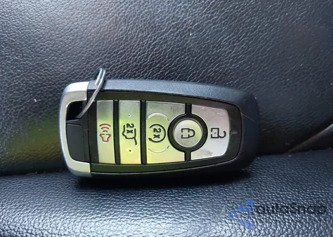 2022 Ford Edge Titanium z USA, uszkodzony, nr VIN 2FMPK4K95NBA91392